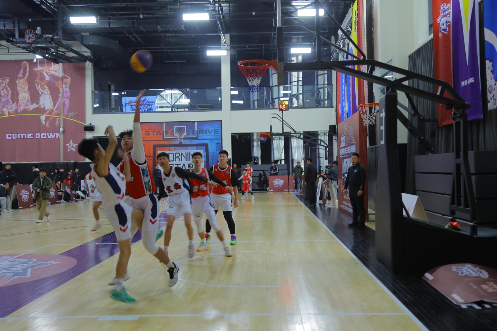 运动员们在赛场上展现出顶尖的球技