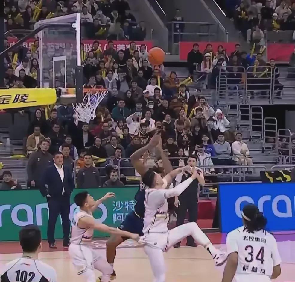 比赛开打，球员展现技术实力，吸引目光