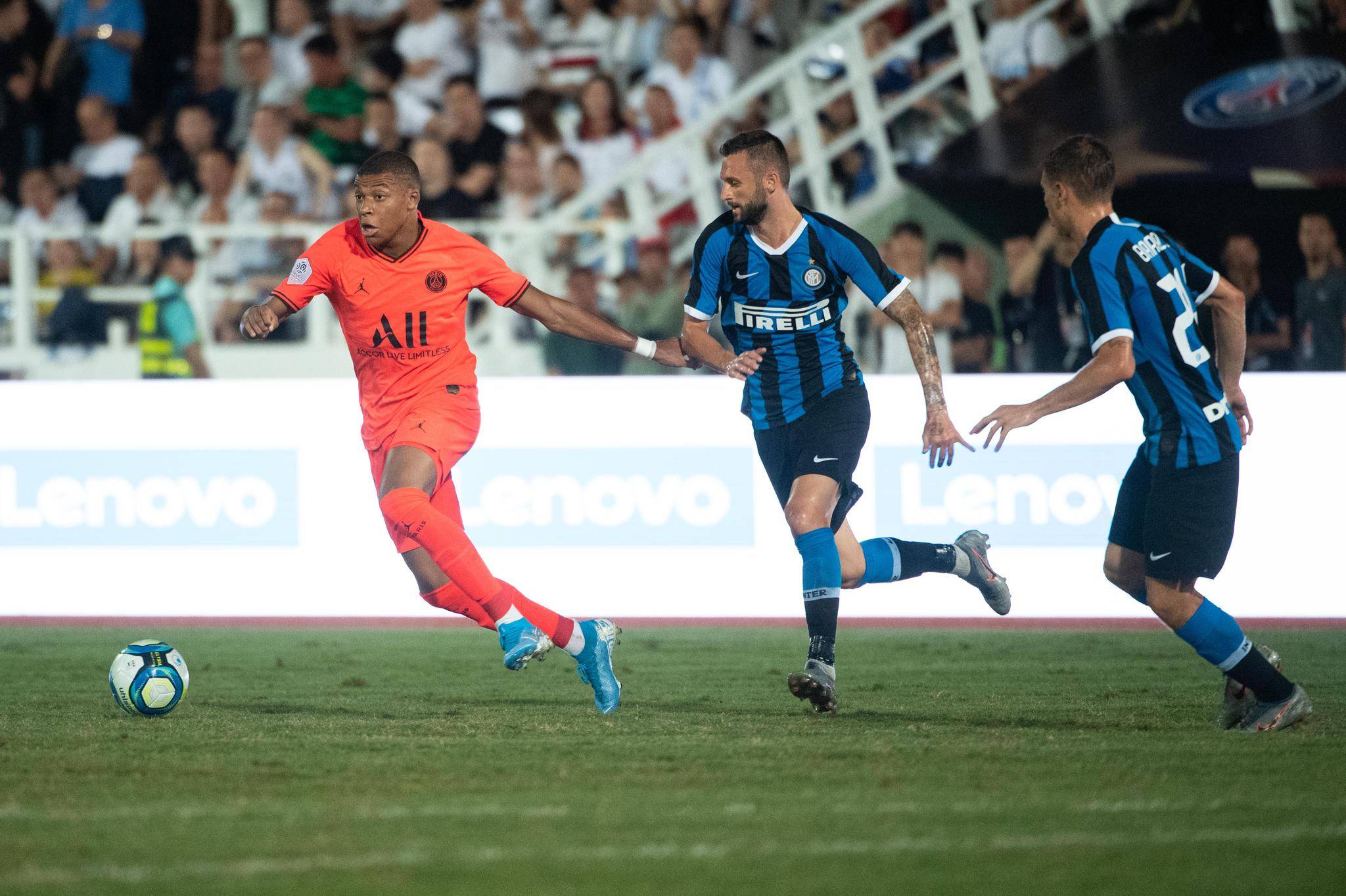 巴黎圣日耳曼球员接受采访，分享对比赛的心情的简单介绍