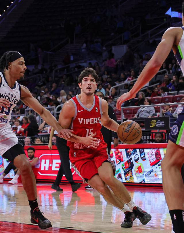 关于加拿大篮球联盟精彩比赛连连，球队表现抢眼的信息