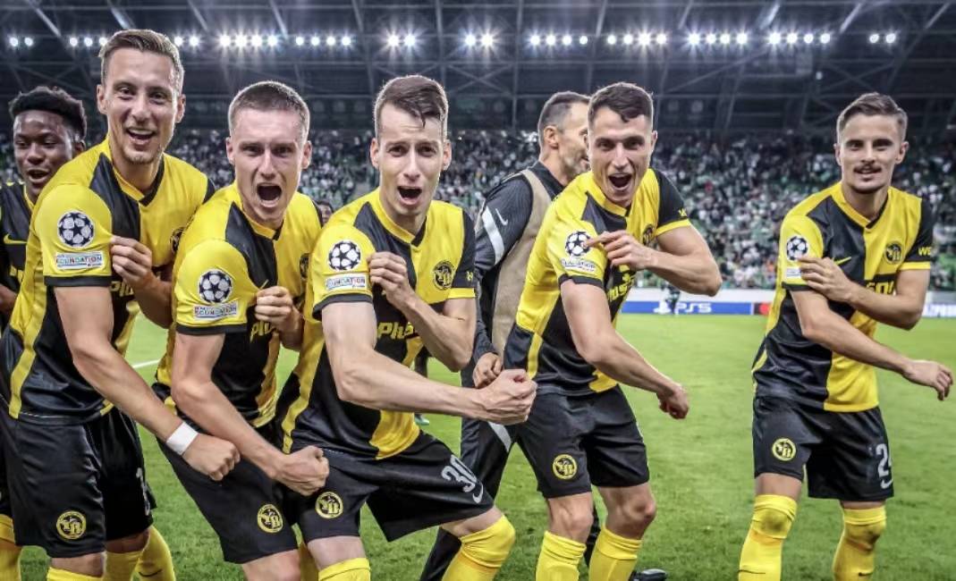 关于曼城客场大胜多特蒙德，阿圭罗梅开二度的信息