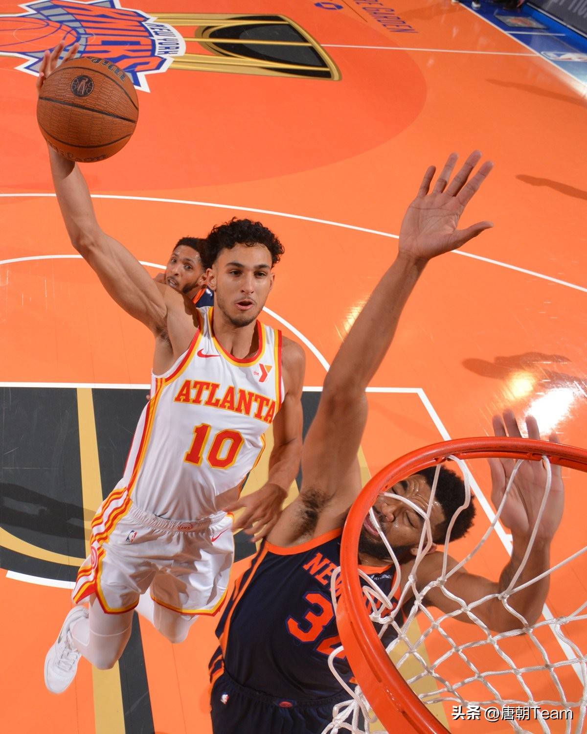 尼克斯队击败老鹰，结束连败势头