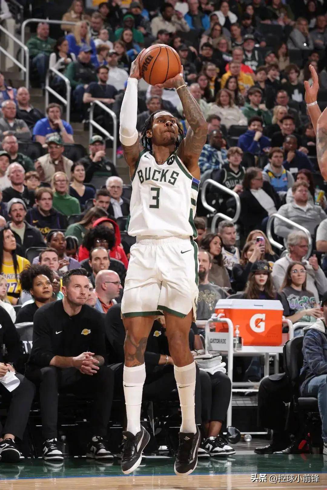 关于东契奇惊艳全场，篮网助攻爆棚，冲击季后赛逆转取胜！的信息