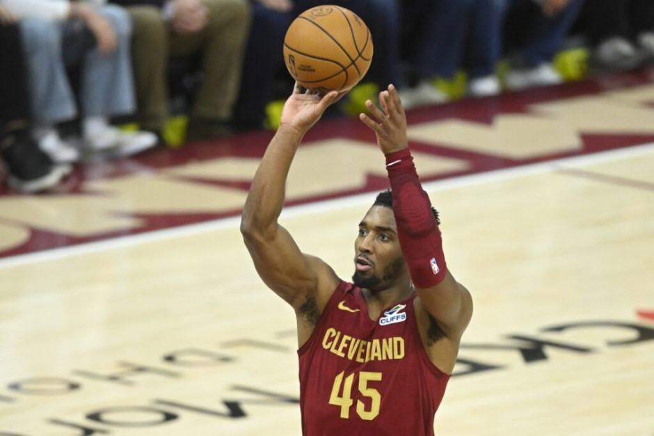 米切尔官方公布新规，球队未来可期引发争议，掀起高潮球迷热议！